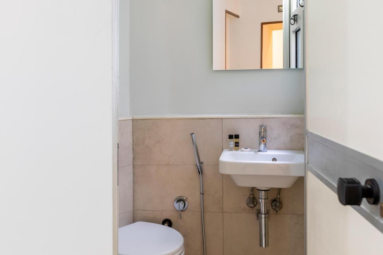 רומא Deza Casa Vacanze Nazionale Joy מראה חיצוני תמונה